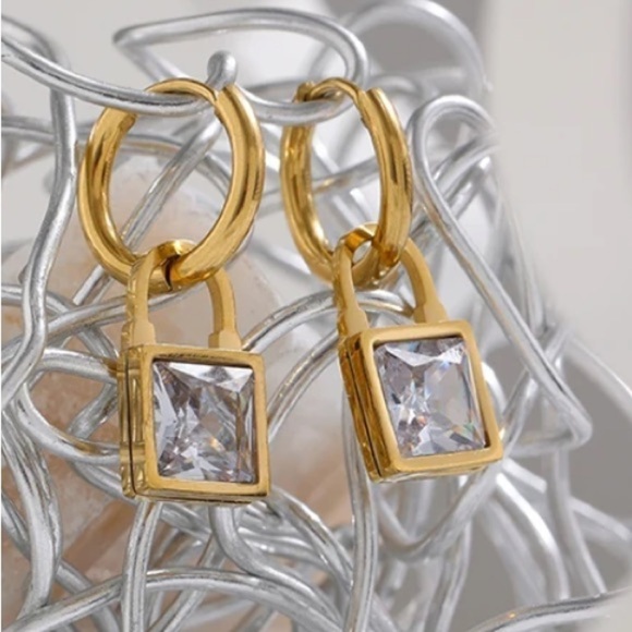 ⭐️ 𝅺NEW Clear or Emerald Green Gemstone 18K Gold Plated Hoop Earrings - Picture 6 of 15